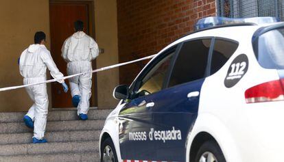 Los Mossos d'Esquadra entran en el piso donde murieron los jóvenes