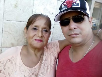 Víctor Hugo Rosado  junto a su madre Juana Susana Cruz.