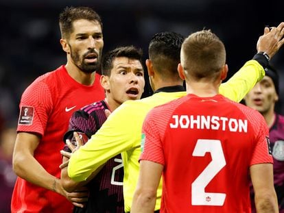 Hirving Lozano reprocha al árbitro durante el México-Canadá, de este jueves, en el estadio Azteca.