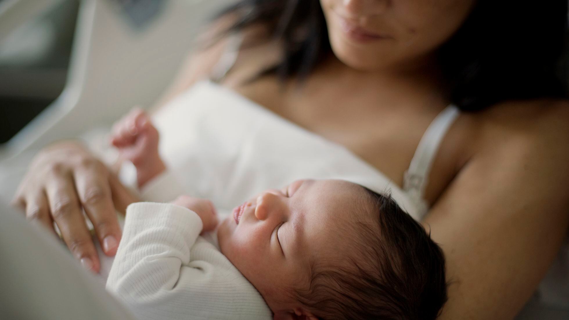 Separar a madres contagiadas por COVID-19 de sus bebés, ¿buena o mala