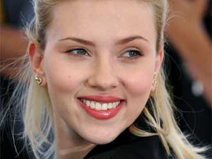 El Santiago Bernabéu se llenará hasta la bandera para ver el 'clásico' del fútbol español entre el Real Madrid y el Barcelona. Entre los espectadores se encontrará una actriz de lujo, Scarlett Johansson, cuyo nombre aparece en la actualidad en la cartelera española como protagonista de 'La dalia negra', filme dirigido por Brian de Palma. Pero Scarlett prefiere en esta ocasión el fútbol al cine. Esperemos que tenga suerte y vea un partido de película.