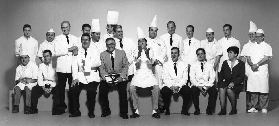 El equipo de cocina y sala (con su mítico uniforme con chaqueta blanca y corbata) en una foto de famiila en 1995, con motivo del 25 aniversario de la tortillería. |
