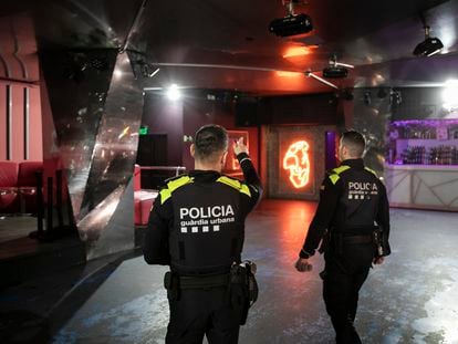 Inspección de la Guardia Urbana en la discoteca Arena de Barcelona, donde ocurrieron los hechos.