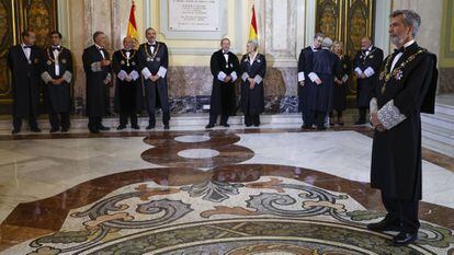 El presidente del Tribunal Supremo, Carlos Lesmes, antes del acto de apertura del año judicial, el pasado 8 de septiembre. Al fondo, miembros de la Sala de Gobierno del alto tribunal.