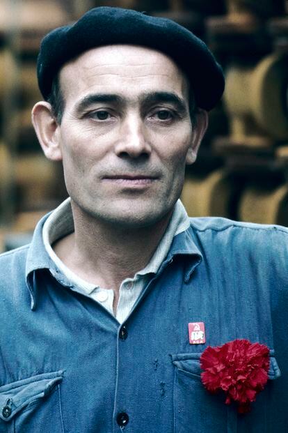 A worker from the Cometna metallurgical company, with a carnation and a Communist Party pin on his work jacket.