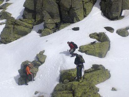 Imagen del rescate de los tres montañeros que han fallecido, facilitada por la Junta de Castilla y León.