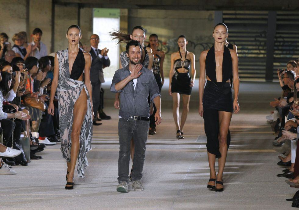 Anthony Vaccarello saluda tras presentar las propuestas de su marca homónima de la colección primavera/verano 2012 en París.