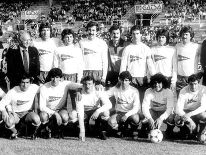 Maradona (el tercero por abajo desde la derecha) en el partido de la AFE contra Rumania. 