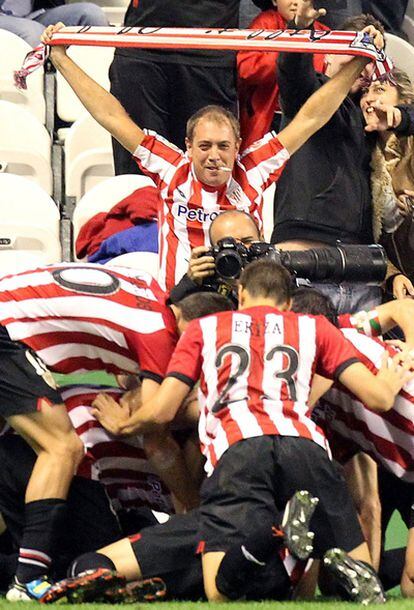 Los jugadores del Athletic celebran el primer gol, obra de Muniain.
