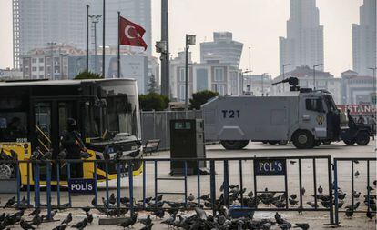 Un policía antidisturbios se encuentra fuera del tribunal donde se lleva a cabo el juicio por las protestas antigubernamentales de Gezi, en 2013, este miércoles en Estambul
