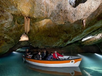 Una embarcación en el río subterráneo de las Coves de Sant Josep, en La Vall d’Uxió (Comunidad Valenciana).  