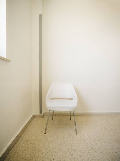 La silla de la habitación donde estuvo ingresado el doctor Moreno y donde se sentaban los colegas que habían pasado el coronavirus y venían a visitarle