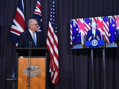 El primer ministro australiano, Scott Morrison, sigue la intervención de Joe Biden el jueves durante el anuncio de la alianza.