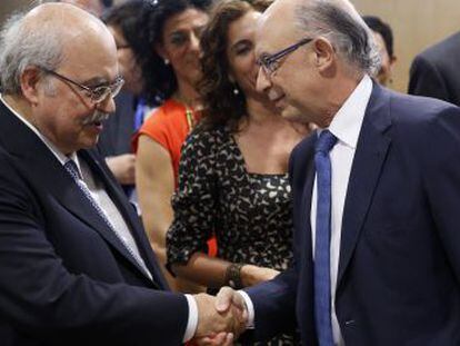 El ministro de Hacienda, Crist&oacute;bal Montoro, saluda al consejero de Hacienda de Catalu&ntilde;a, Andreu Mas-Colell. 