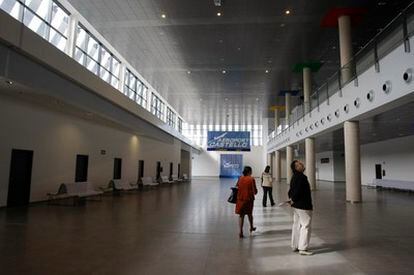 Varios visitantes, ayer, en las instalaciones del aeropuerto de Castellón.