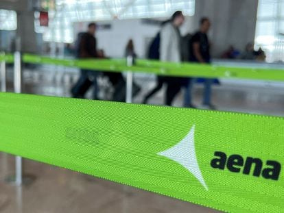 El logotipo de Aena en el aeropuerto Adolfo Suárez Madrid-Barajas.