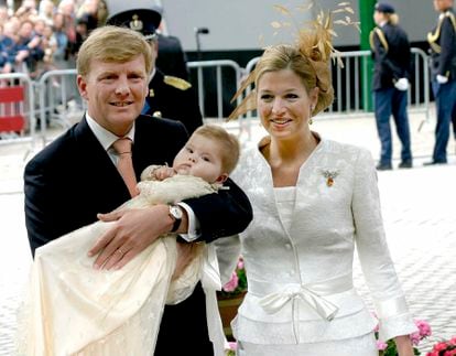 Guillermo and Máxima de Holanda, at the christening of their daughter Amalia in July 2004 in the church of San Jacobo in The Hague, in the Netherlands.