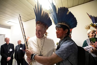 El Papa Francisco se reúne con indígenas de la Amazonía en el Vaticano.