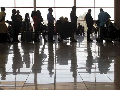 Viajeros a la espera de subir a un avión.