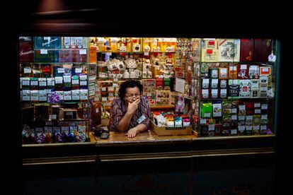 Una vendedora, en su negocio, espera a los clientes en una calle de Moscú (Rusia).