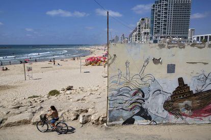 Una de las playas de Tel Aviv, que suelen estar llenas en esta época del año, casi vacía tras el impacto de cohetes de Hamás en el entorno de la ciudad.