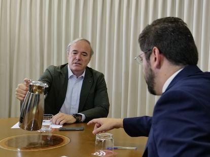 Jorge Azcón (izquierda) y Alejandro Nolasco, en una reunión en Zaragoza el 13 de junio.