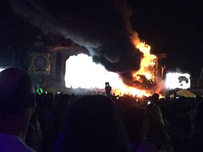 Imagen del incendio en un escenario de Tomorrowland en Barcelona.