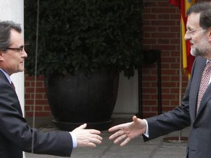 Mariano Rajoy, a la derecha, saluda al presidente de la Generalitat de Catalu&ntilde;a, Artur Mas, en la puerta de La Moncloa el pasado febrero.