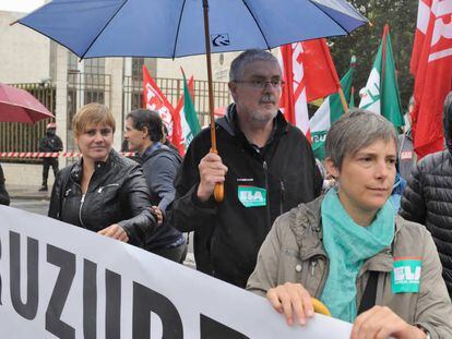 El secretario general de ELA, Adolfo Mu&ntilde;oz en el centro de la imagen, con paraguas, ante la lehendakaritza. 
