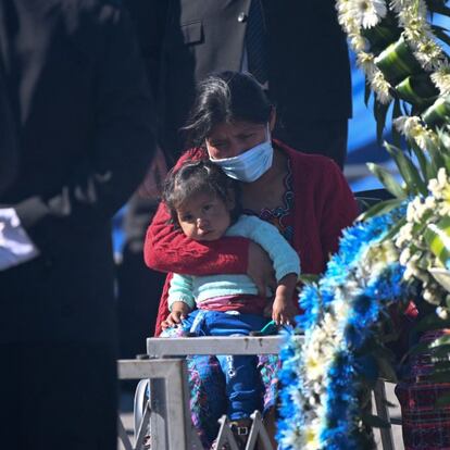 Familiares lloran junto a los ataúdes de los migrantes a su llegada a la base de la Fuerza Aérea en Ciudad de Guatemala, este viernes.