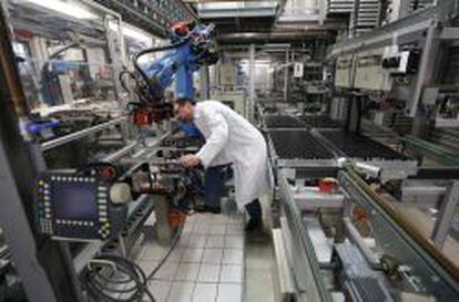 Un empleado de la farmac&eacute;utica Bayer examina unos compuestos en su planta de Wuppertal (Alemania)