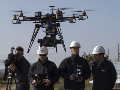 Endesa ha anunciado que empleará robots voladores como el de la imagen para inspeccionar las torres y el tendido eléctrico en todo el país.