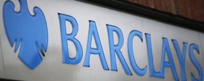 Vista del logotipo de una sucursal del banco Barclays en Londres.