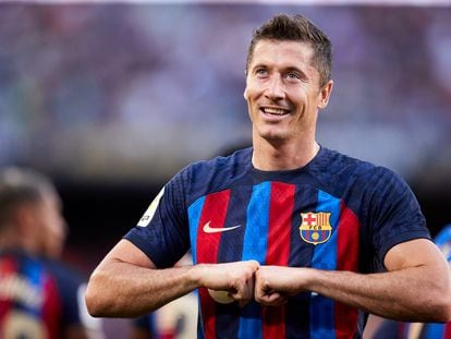 Robert Lewandowski celebra uno de sus goles ante el Real Valladolid este domingo en el Camp Nou.