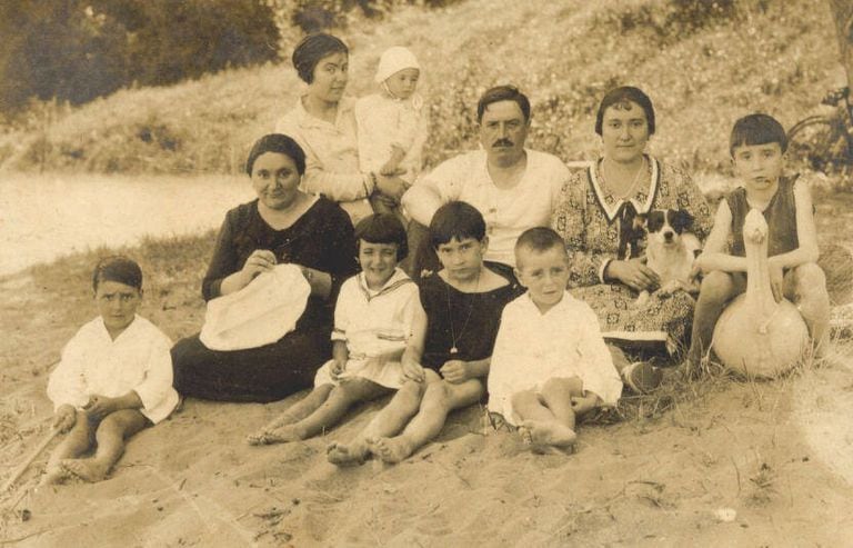 Buenaventura de Erquiaga, de niño en Lekeitio (Bizkaia), junto a su madre (vestida de negro), en una imagen cedida por la familia.