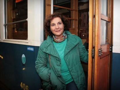 La escritora Marian Izaguirre, en el tranv&iacute;a de la plaza Oberdan, en Trieste, el mismo que toman los protagonistas de su novela &#039;Los pasos que nos separan&#039;. 