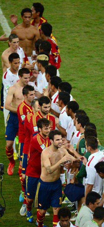 Los jugadores de Tahití felicitan a los españoles tras el partido.