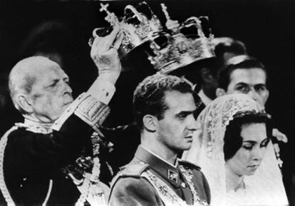 Los Príncipes Juan Carlos de Borbón y Sofía de Grecia contraen matrimonio el 14 de mayo de 1962. El Rey Pablo de Grecia intercambia las coronas durante la ceremonia Ortodoxa.