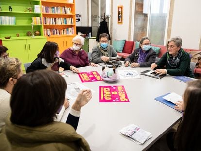 Reunión de católicas feministas en el colegio de Compañía de María de Santiago de Compostela para preparar el Sínodo de las Mujeres que se celebrará en Roma en 2022.