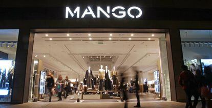 Una tienda de Mango, en la calle Orense de Madrid.