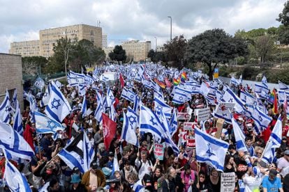 Israelíes protestan cerca de la Corte Suprema de Israel durante una manifestación este lunes 27 de marzo.