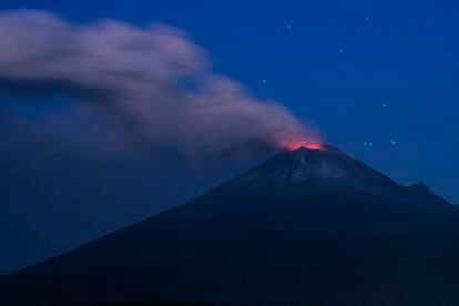 El volcán Popocatépetl visto desde la comunidad de Santiago Xalitzintla, el 25 de mayo.
