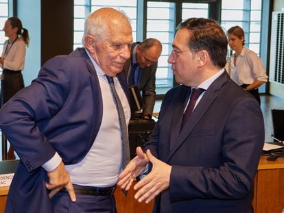 El Alto Representante para la Política Exterior de la UE, Josep Borrell habla con el ministro de Asuntos Exteriores español, José Manuel Albares, este lunes en Luxemburgo.