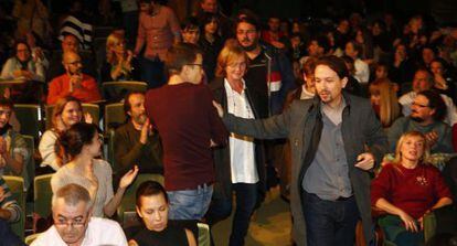 Pablo Iglesias saluda a Íñigo Errejón en la entrega de premios del evento Un país de medallas.