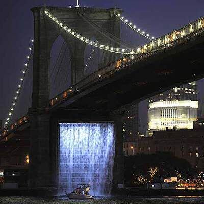 Un barco pasa al lado de la catarata que Olafur Eliasson ha hecho brotar bajo el puente de Brooklyn.
