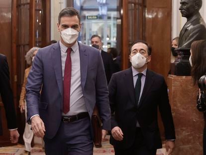 Sánchez y Albares, a su llegada al Congreso, el miércoles.