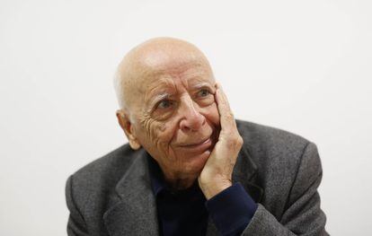 El filósofo Emilio Lledó, en el momento en que EL PAÍS le da la noticia de que es el nuevo Premio Nacional de las Letras, en la Asociación de Editores de Madrid.