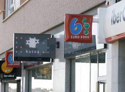 Oficinas de cajas de ahorros en la calle de Alcalá de Madrid.