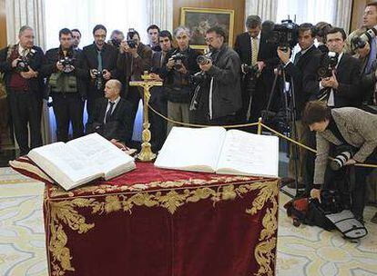 Un crucifijo y una Biblia son los símbolos religiosos que presiden la toma de posesión de los ministros en la Zarzuela. Aunque todos prometan su cargo y ninguno lo jure.