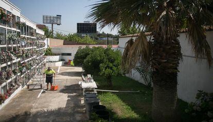 700 personas está enterradas en esta zona del cementerio de Montcada i Reixac.